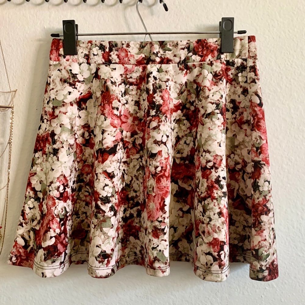 NEW floral mini skirt. Size medium.